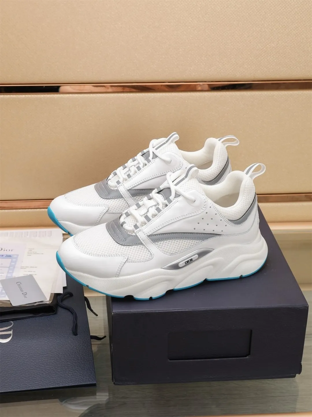 Men's shoes 💰P460💰【Dior】Dior✨ is online at the same time👏 This casual sneaker is a new product in the series and continues Di*r's classic style. The upper is made of original mesh and cow leather, with a two-color textured outsole, and the brand's iconic details on the rear collar and heel to enhance the style. Fashionable and versatile. Wear it with jeans or slacks for a casual look. Size: 38-44 (45 customized)